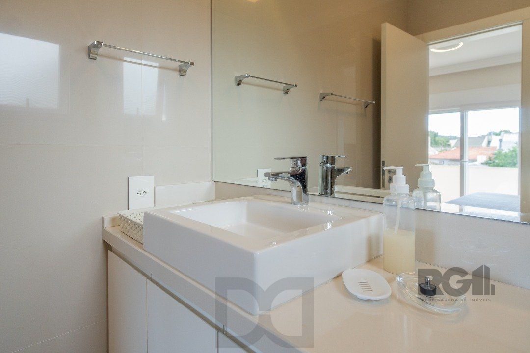 Casa semimobiliada e possui 3 suítes (sendo 1 delas master com closet e hidro) — foto 37