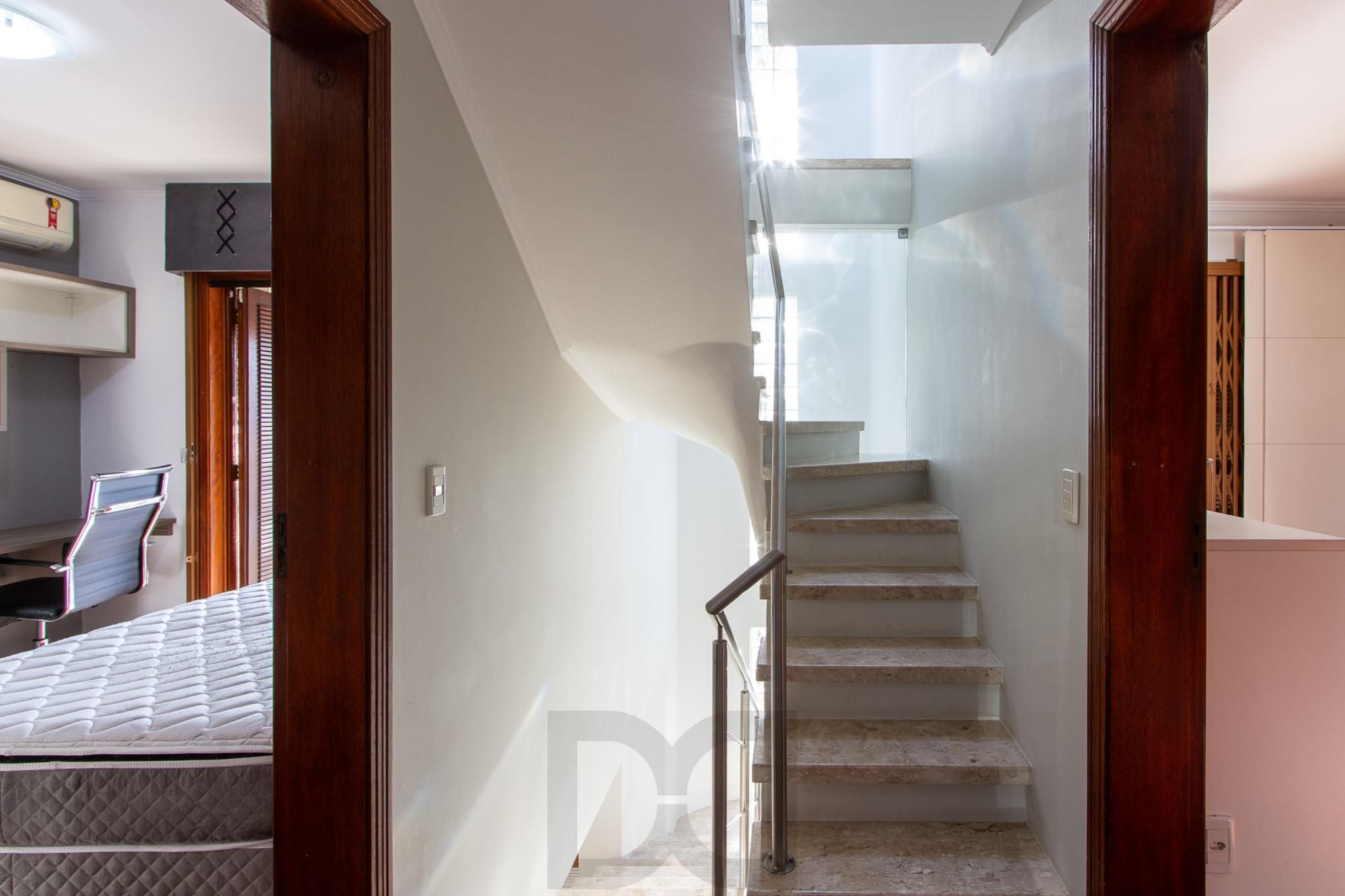 Excelente casa de 3 dormitórios, 1 suíte, pátio, piscina e vaga para 2 carros cobertas. — foto 43