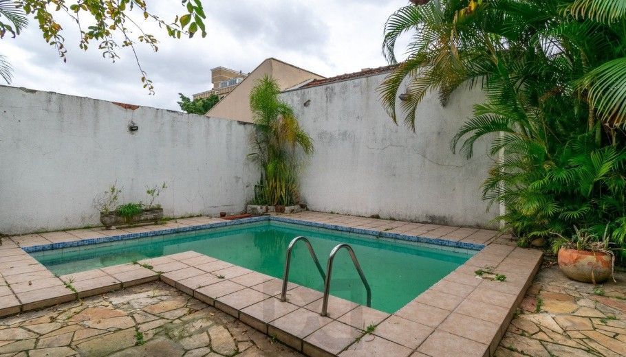 Casa de 3 quartos,1 suíte, closet, living com lareira, pátio, piscina e 2 vagas de garagem. — foto 19