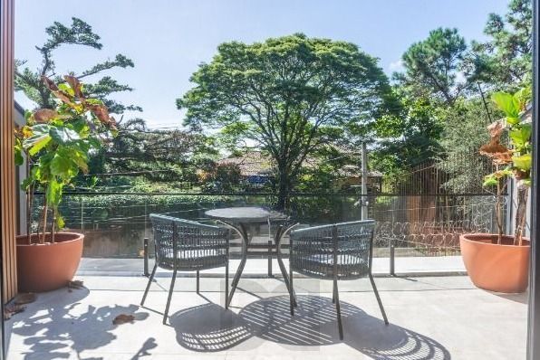 Casa com 3 suítes amplas, além de uma sala generoso com lareira e 2 vagas de garagem. — foto 23