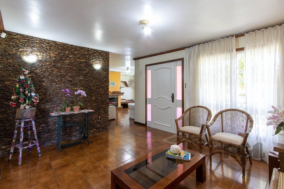 Casa com 4 quartos, suíte, churrasqueira, lareira, garagem coberta e lindo jardim. — foto 6