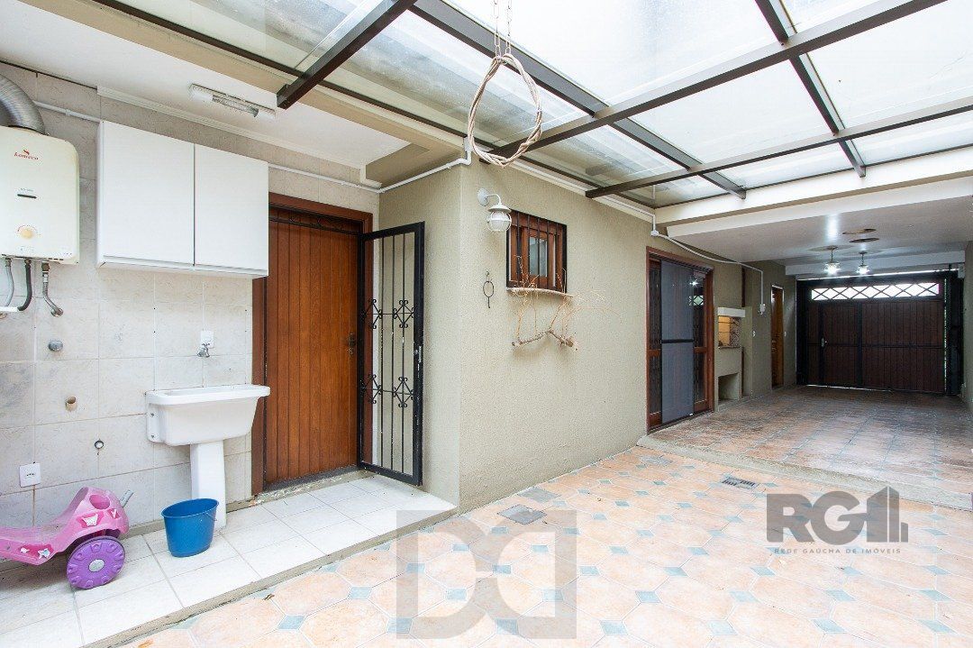 Casa de alvenaria, 3 dormitórios, 1 suíte e pátio com piscina, bairro Espírito Santo. — foto 4