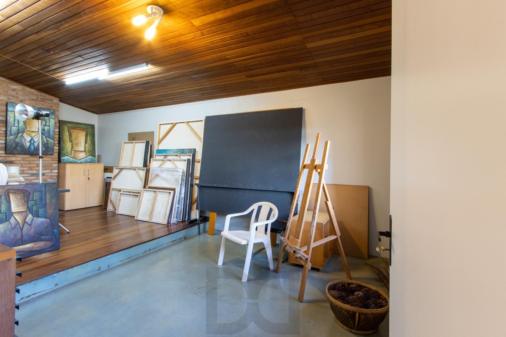 Casa de Alvenaria, possui 3 dormitórios, uma suíte, hall de entrada, lavabo, living com lareira, cozinha ampla com armários, área gourmet com churrasqueira, corredor, pátio e 4 vagas de garagem, uma construção em anexo que possui hall de entrada, lavabo, living, cozinha, escritório, banheiro social — foto 38