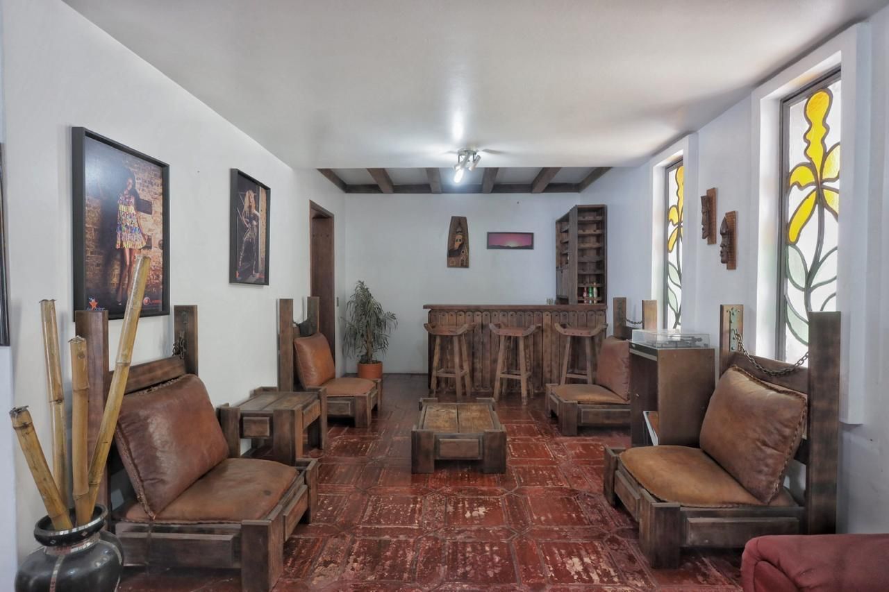 Casa com 300m², localizada na zona sul de Porto Alegre, com lareira, piscina e 3 vagas de garagem cobertas. — foto 7