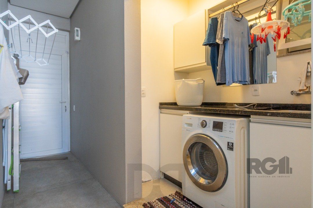 Casa de Condomínio com Arquitetura Exclusiva e Ambientes Sofisticados — foto 18