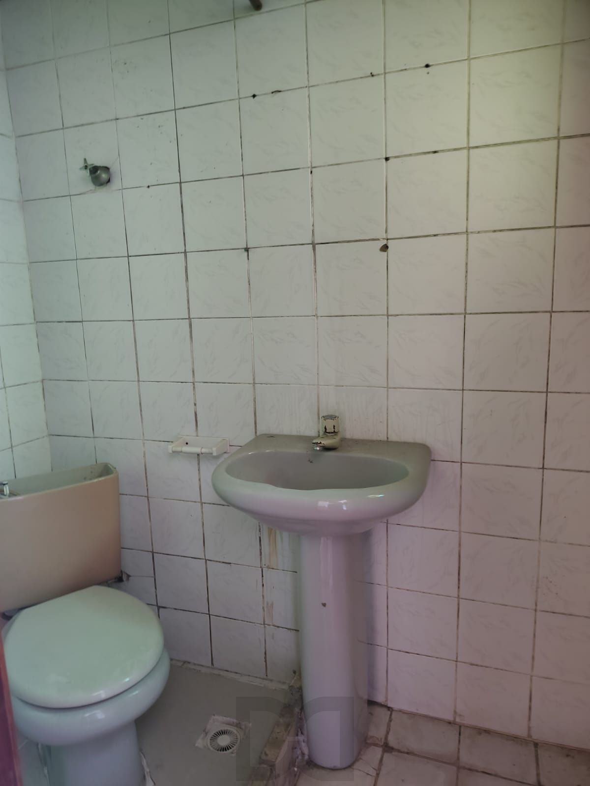 Casa de 4 dormitórios, 1 suíte e 4 vagas de garagem no bairro Cavalhada. — foto 33