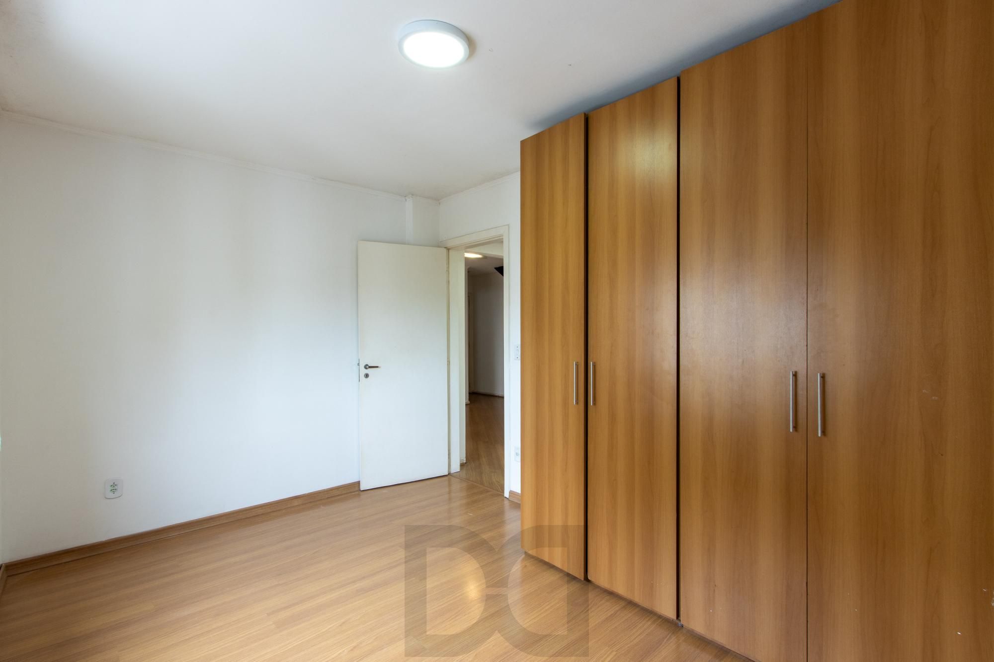 Cobertura com 137m², no Bairro Cristal, de 2 dormitórios, sento uma suíte, ampla sacada, churrasqueira, vista panorâmica, vaga coberta. — foto 21