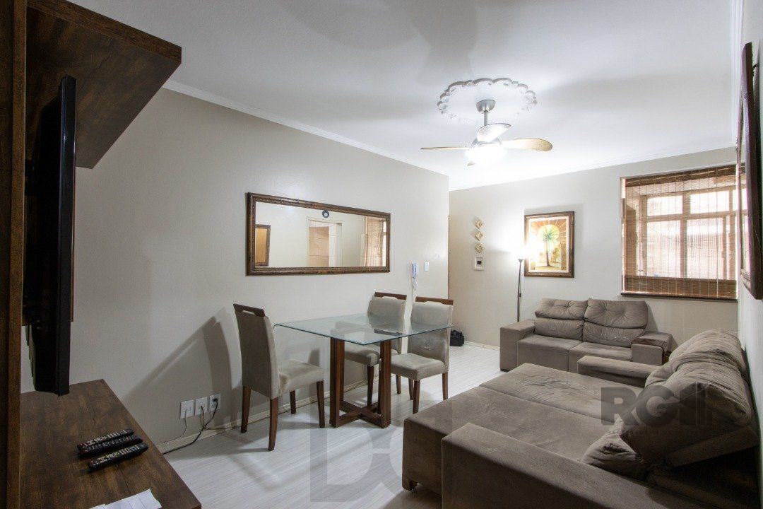 Apartamento com 70m² de área privativa, possui 3 dormitórios, sala para 2 ambientes, banheiro social, cozinha com móveis planejados e área de serviço. — foto 8
