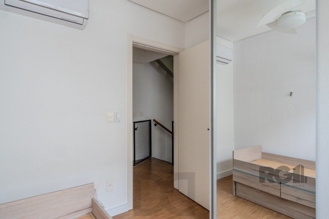 Casa impecável e mobiliada, com 3 niveis, possui 3 dormitórios sendo 1 suíte, 4 banheiros. — foto 20