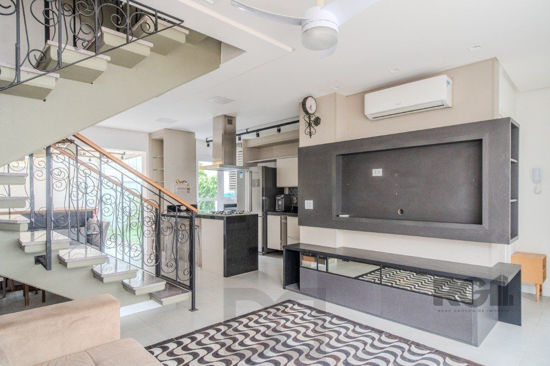 Casa impecável e mobiliada, com 3 niveis, possui 3 dormitórios sendo 1 suíte, 4 banheiros. — foto 6