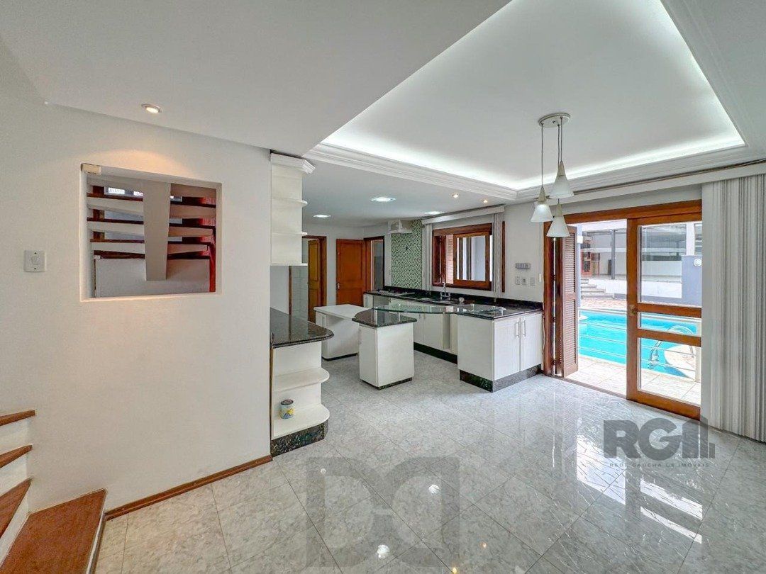 Com 4 suítes espaçosas, incluindo uma master com closet, — foto 17