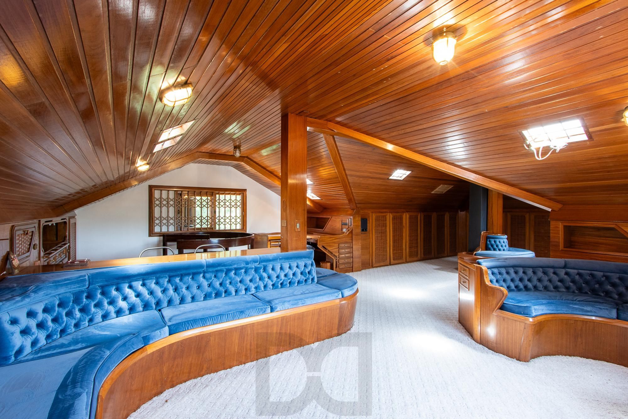 Casa com 2 dormitórios 3 banheiros. lareira e churrasqueira, e com arquitetura moderna. — foto 9