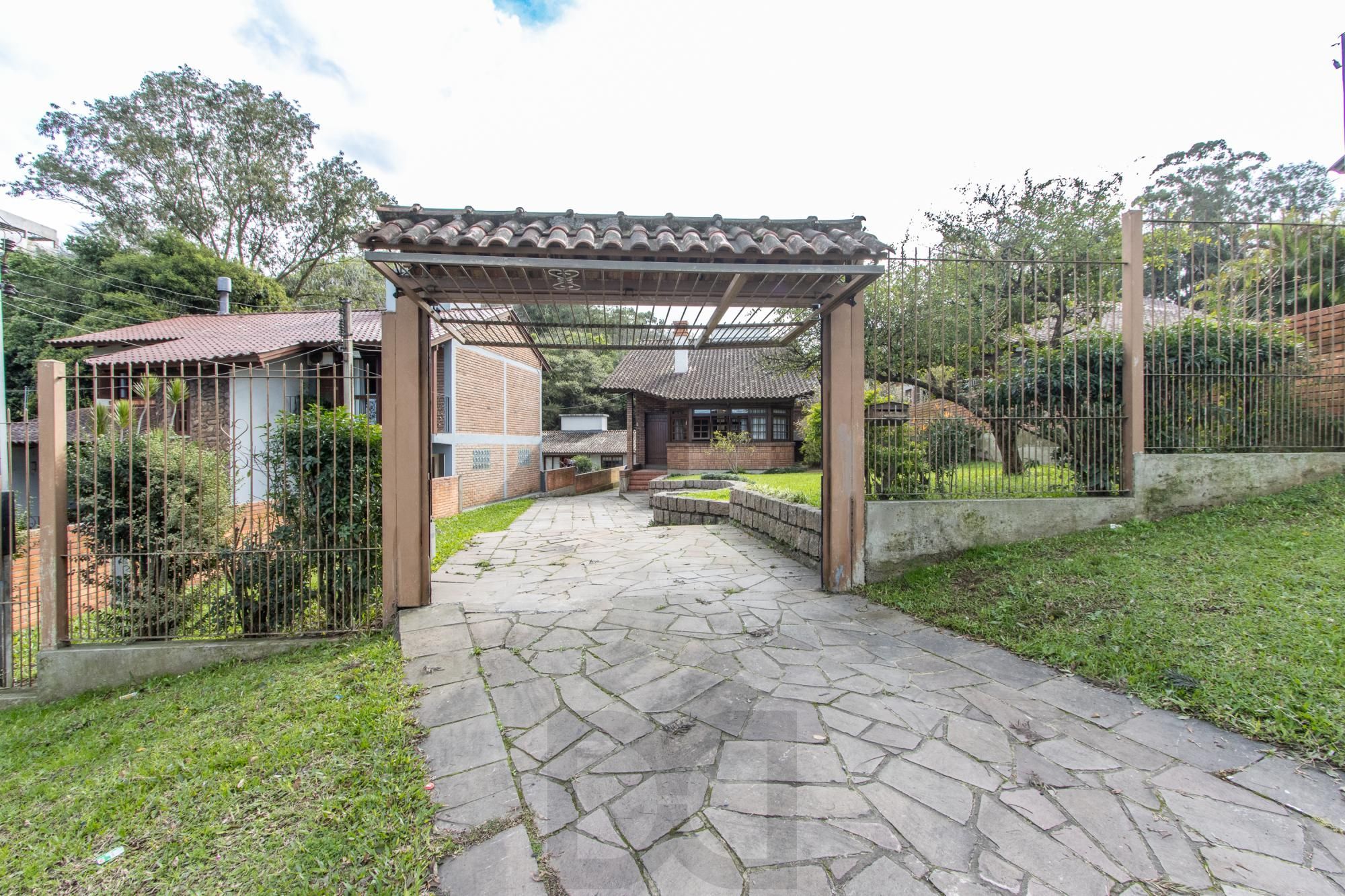 Ampla Casa com 2 Suítes, Closet, Lareira e Pátio com Árvores Frutíferas. — foto 1