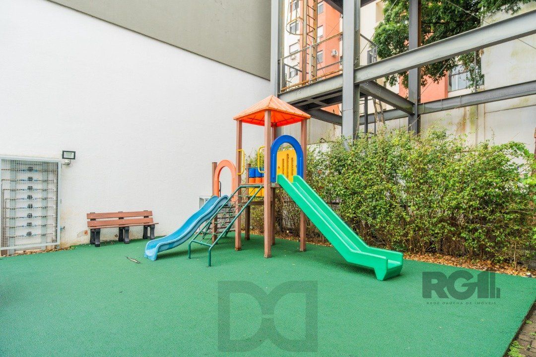 Casa impecável e mobiliada, com 3 niveis, possui 3 dormitórios sendo 1 suíte, 4 banheiros. — foto 38