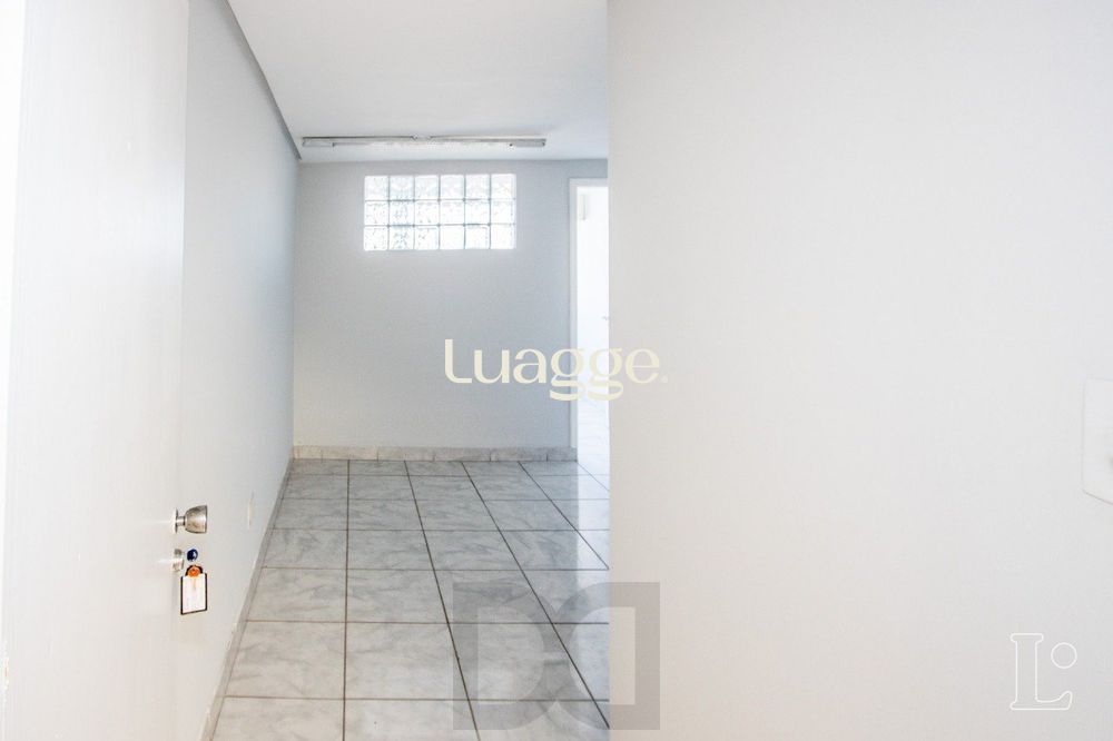 Sala comercial com 22m² de área privativa, frente, piso cerâmico, equipada com lavabo e ar-condicionado split — foto 6