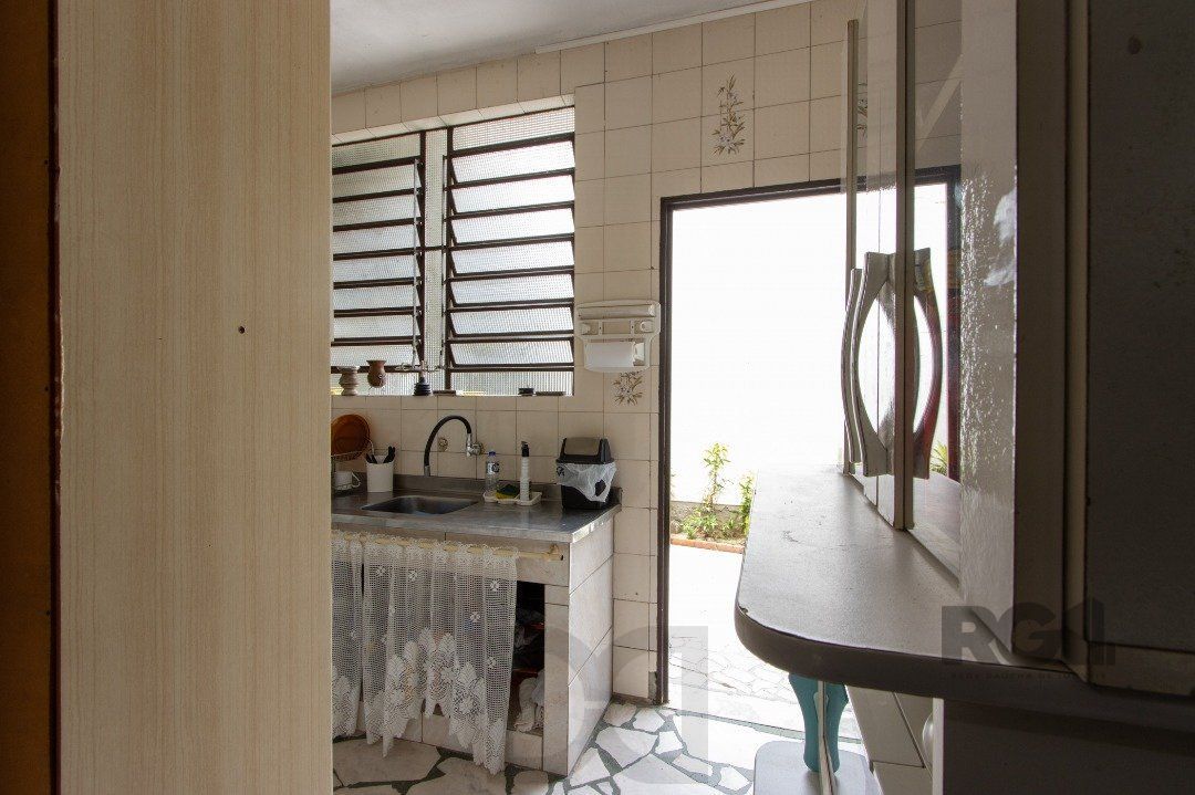 Casa térrea, 3 quartos, 2 banheiros, com pátio no Bairro Cavalhada — foto 28