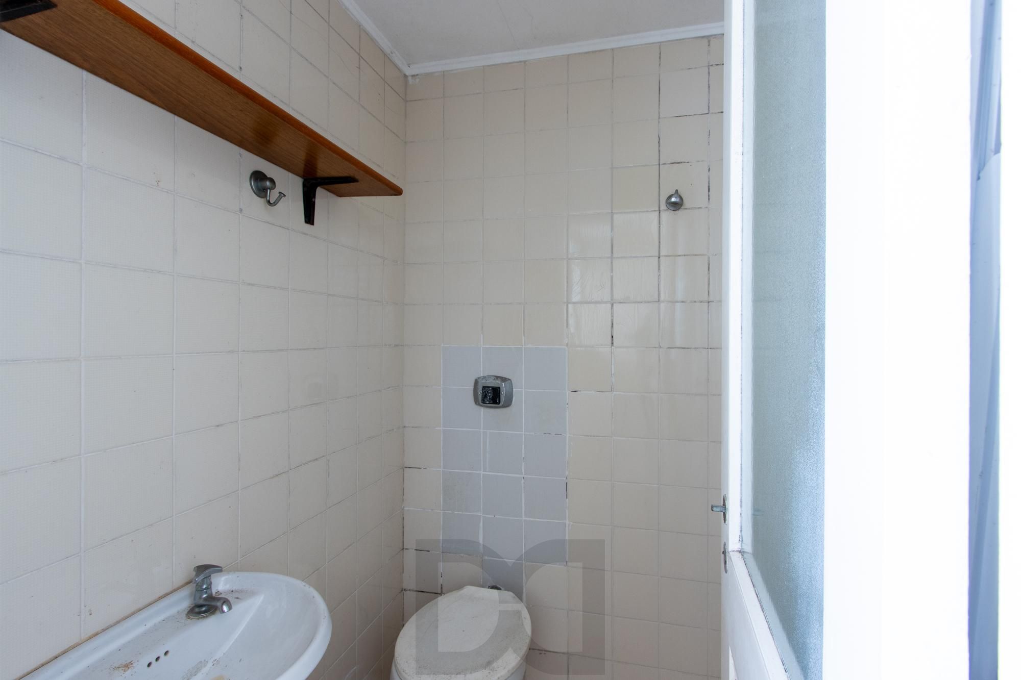 Cobertura com 137m², no Bairro Cristal, de 2 dormitórios, sento uma suíte, ampla sacada, churrasqueira, vista panorâmica, vaga coberta. — foto 7