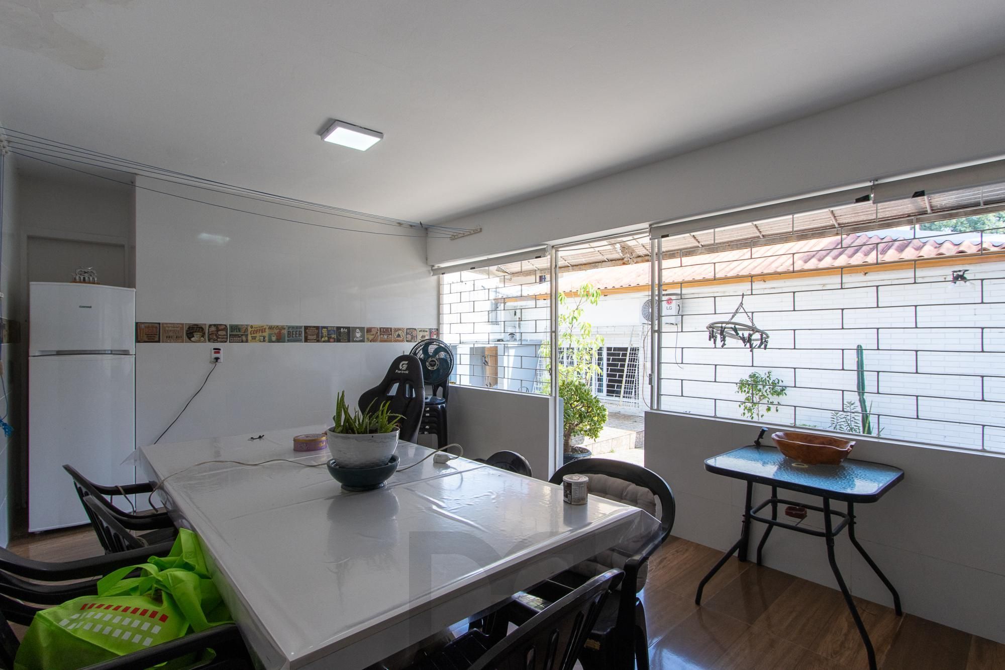 Linda casa totalmente reformada, 3 quartos (1 suite), 2 vagas cobertas - Bairro Nonoai — foto 38