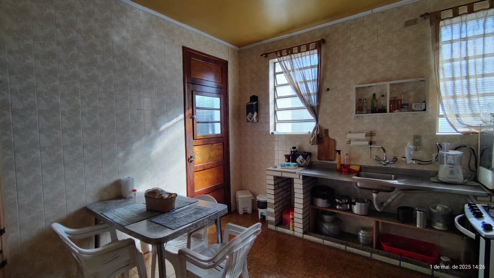 Apartamento de 4 dormitórios, 2 suítes, living amplo e arejado com sacada. — foto 7