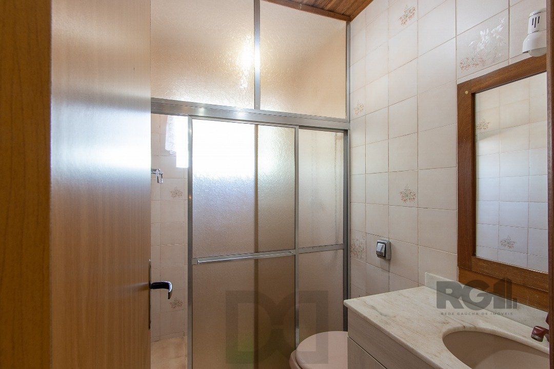 Casa com 4 quartos, suíte, churrasqueira, lareira, garagem coberta e lindo jardim. — foto 48