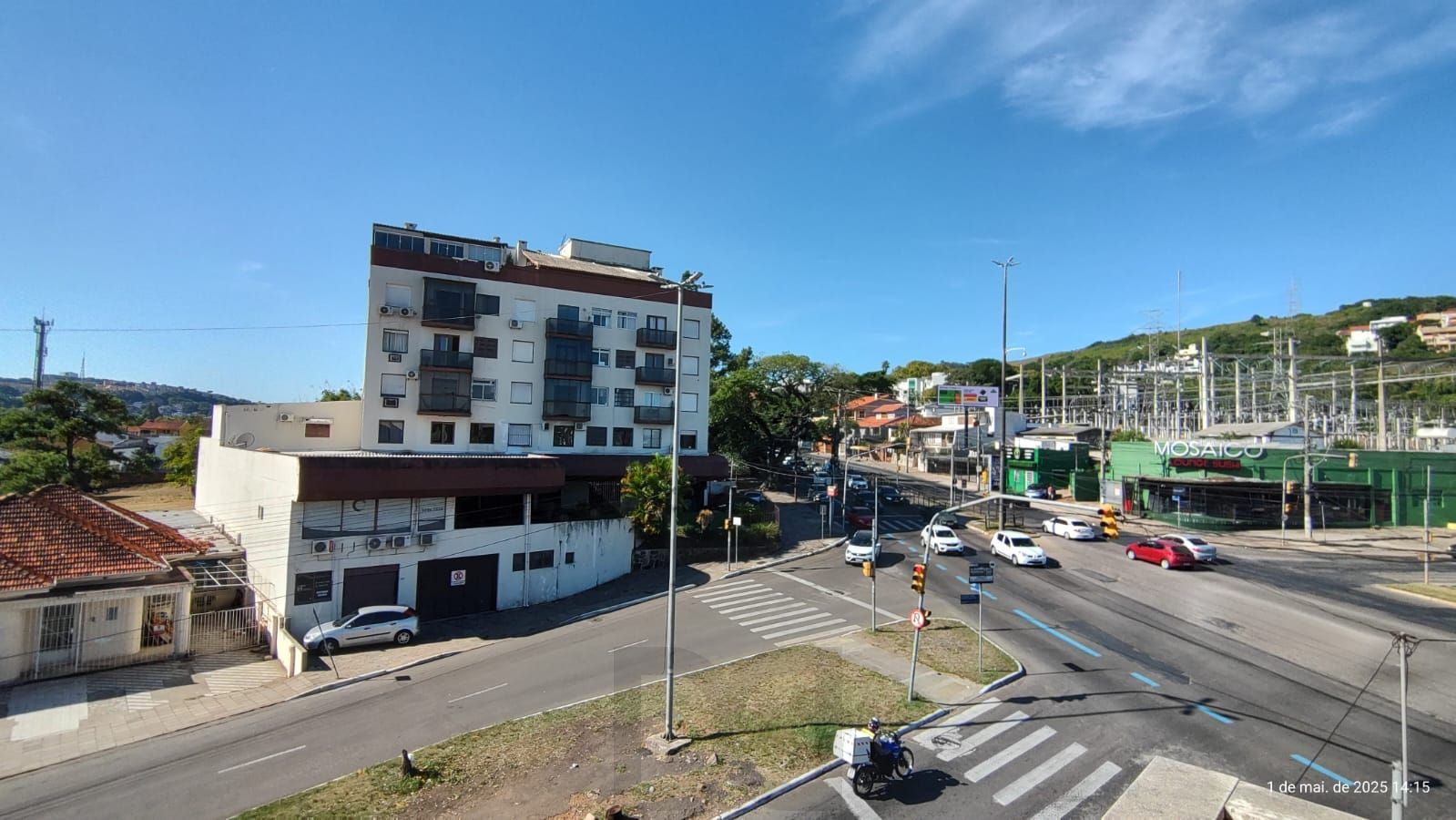 Apartamento de 4 dormitórios, 2 suítes, living amplo e arejado com sacada. — foto 21