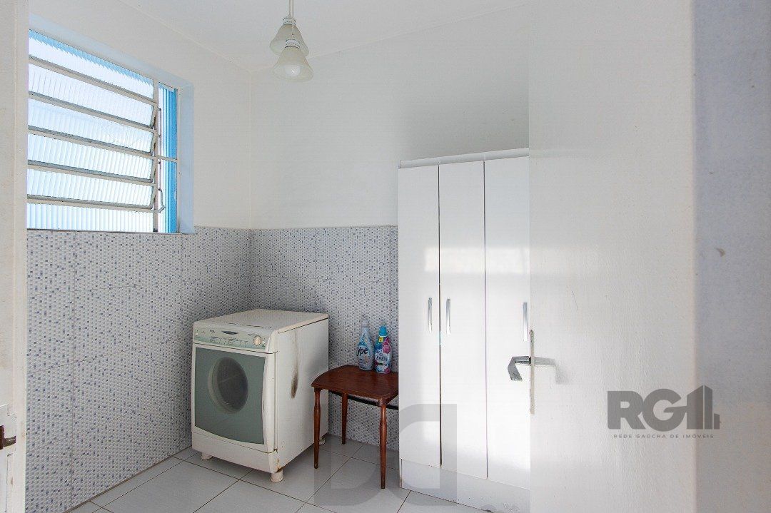 Casa térrea, com 3 dormitórios, 1 suíte, no bairro Ipanema. — foto 34