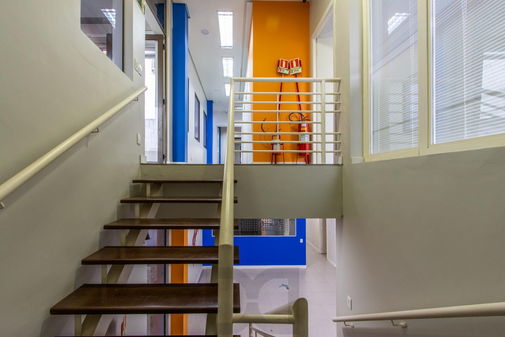 Casa Comercial 2 pisos - Excelente localização e Grande Visibilidade no Bairro Menino Deus - Ideal p/ Clínicas, escolas ou escritórios. — foto 30