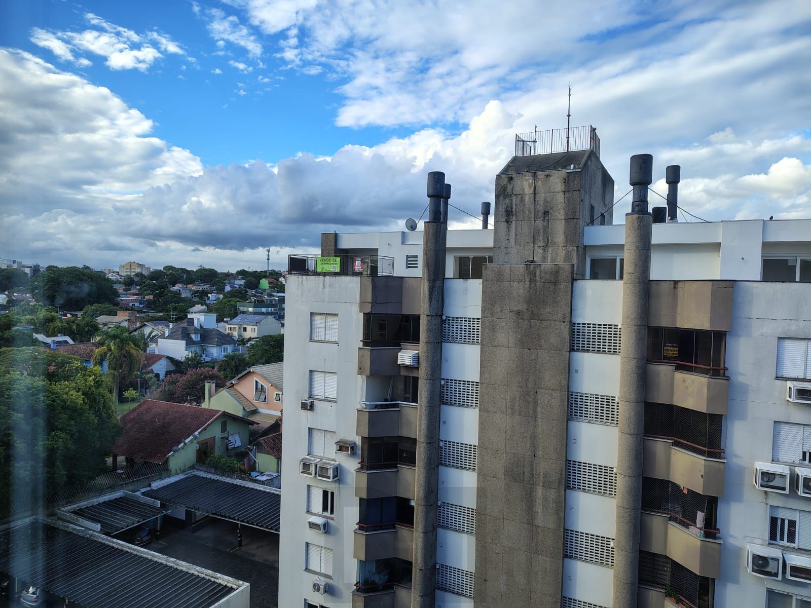 Apartamento de 2 quartos, living para 2 ambientes, cozinha com churrasqueira e 1 vaga de garagem coberta. — foto 7
