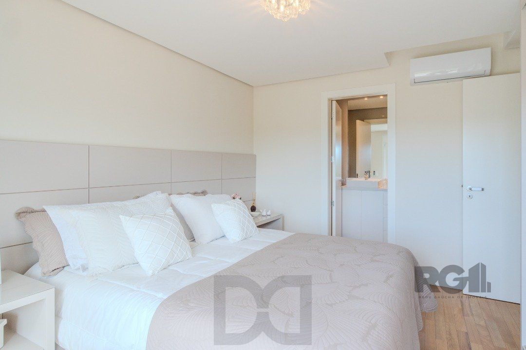 Casa semimobiliada e possui 3 suítes (sendo 1 delas master com closet e hidro) — foto 30