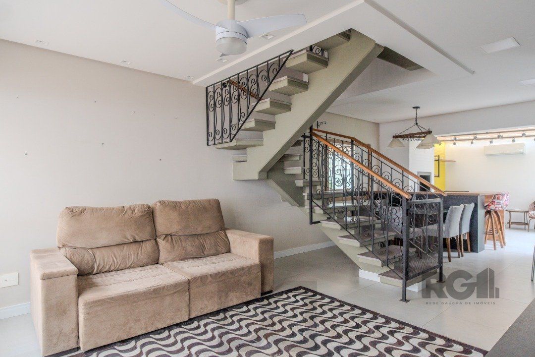 Casa impecável e mobiliada, com 3 niveis, possui 3 dormitórios sendo 1 suíte, 4 banheiros. — foto 4