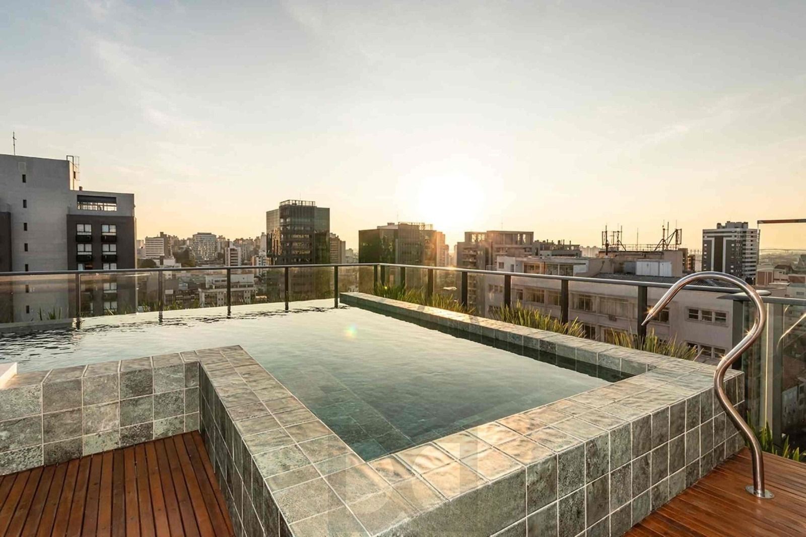 Studio de alto padrão construtivo mobiliado no bairro Moinhos de Vento, planta de 24,25 m² privativos com porcelanato, forro em gesso e aberturas em alumínio com vidros duplos. — foto 13