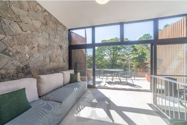 Casa com 3 suítes amplas, além de uma sala generoso com lareira e 2 vagas de garagem. — foto 21
