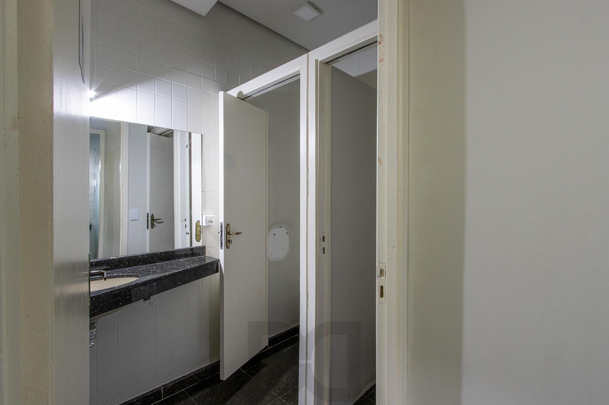Casa Comercial 2 pisos - Excelente localização e Grande Visibilidade no Bairro Menino Deus - Ideal p/ Clínicas, escolas ou escritórios. — foto 43