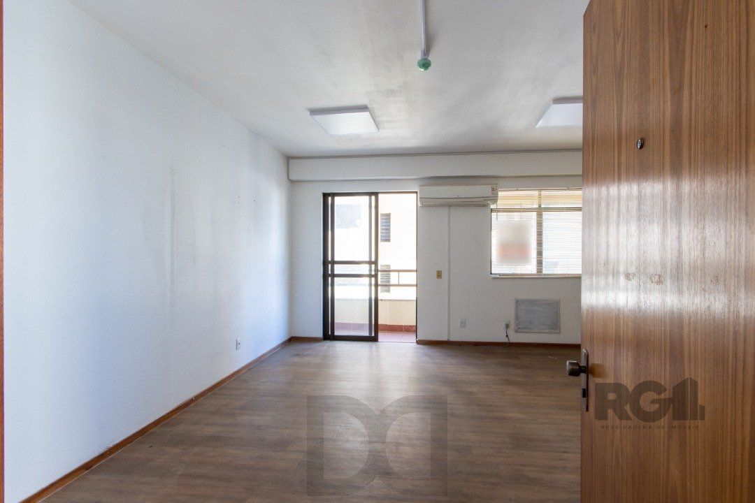 EXCELENTE SALA COMERCIAL, muito bem localizada no bairro Menino Deus, 01 banheiro, sacada e ar condicionado split, toda montada — foto 2