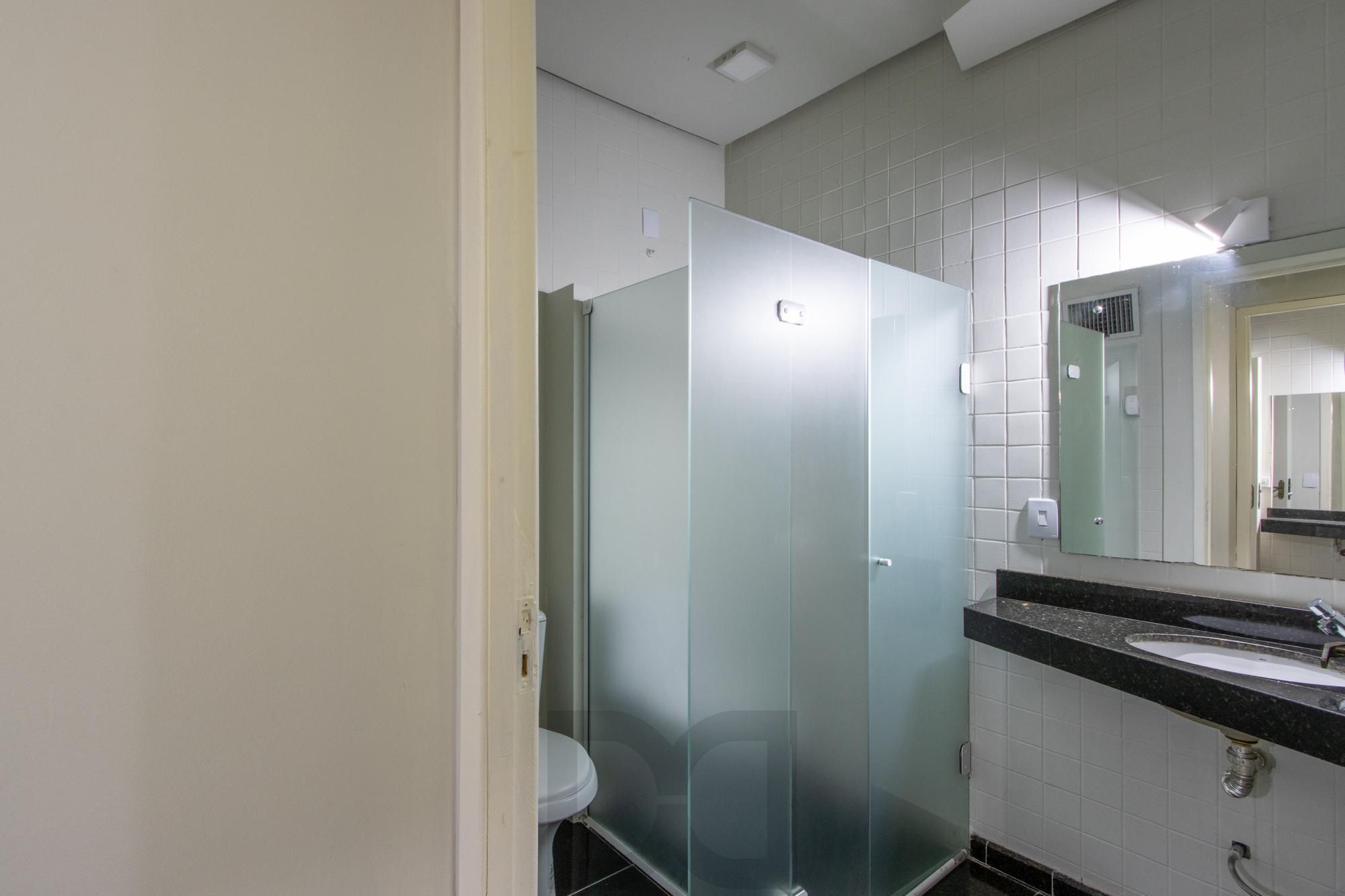 Casa Comercial 2 pisos - Excelente localização e Grande Visibilidade no Bairro Menino Deus - Ideal p/ Clínicas, escolas ou escritórios. — foto 44