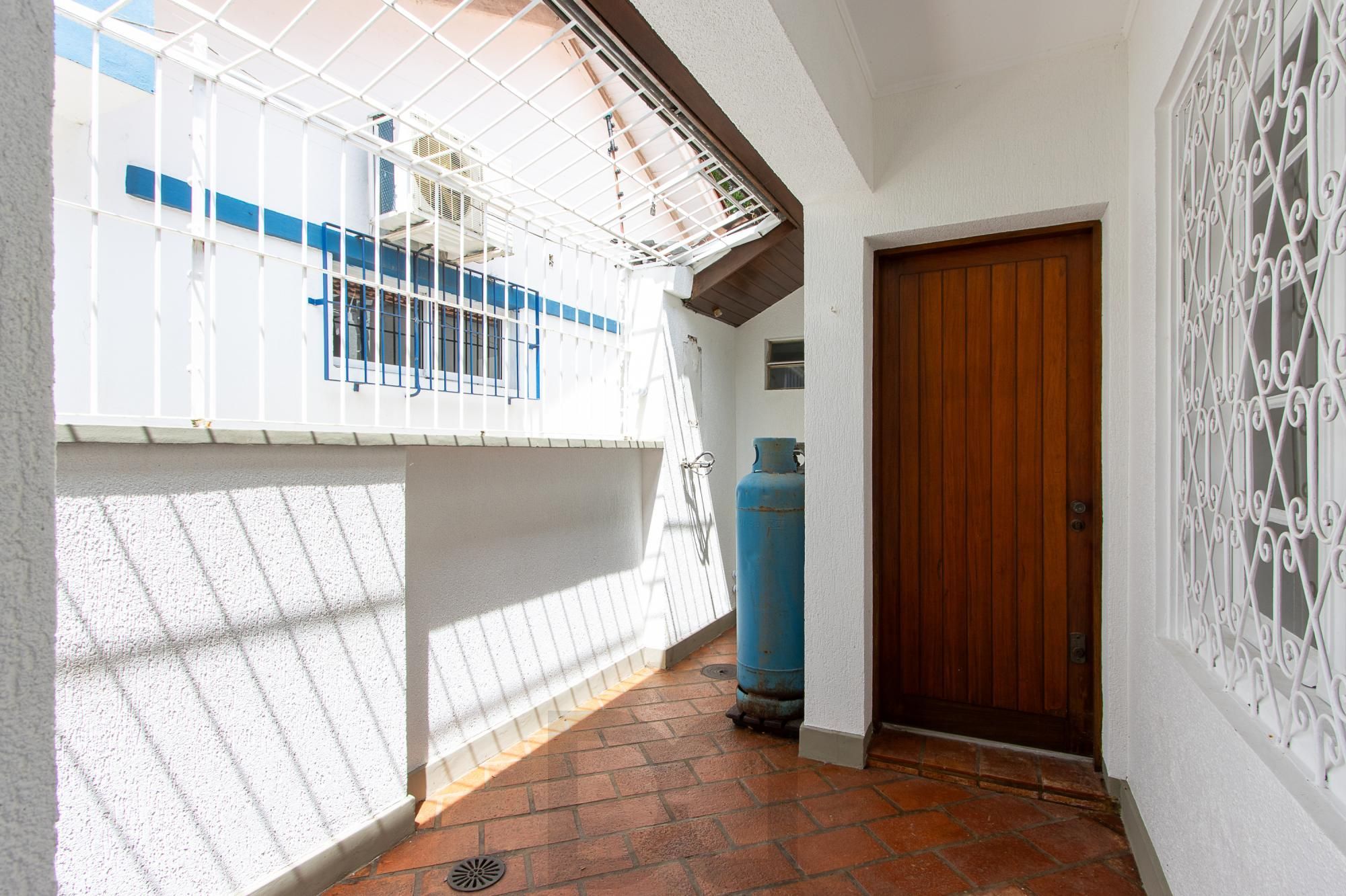 Casa com 2 dormitórios 3 banheiros. lareira e churrasqueira, e com arquitetura moderna. — foto 34