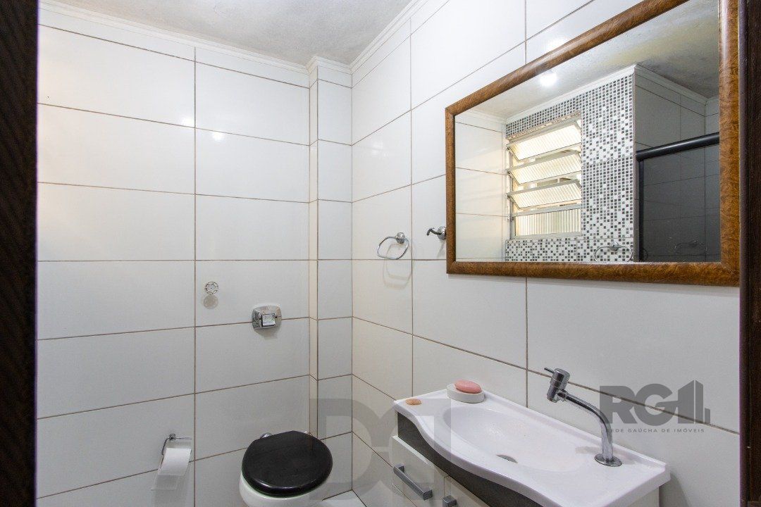Apartamento com 70m² de área privativa, possui 3 dormitórios, sala para 2 ambientes, banheiro social, cozinha com móveis planejados e área de serviço. — foto 19