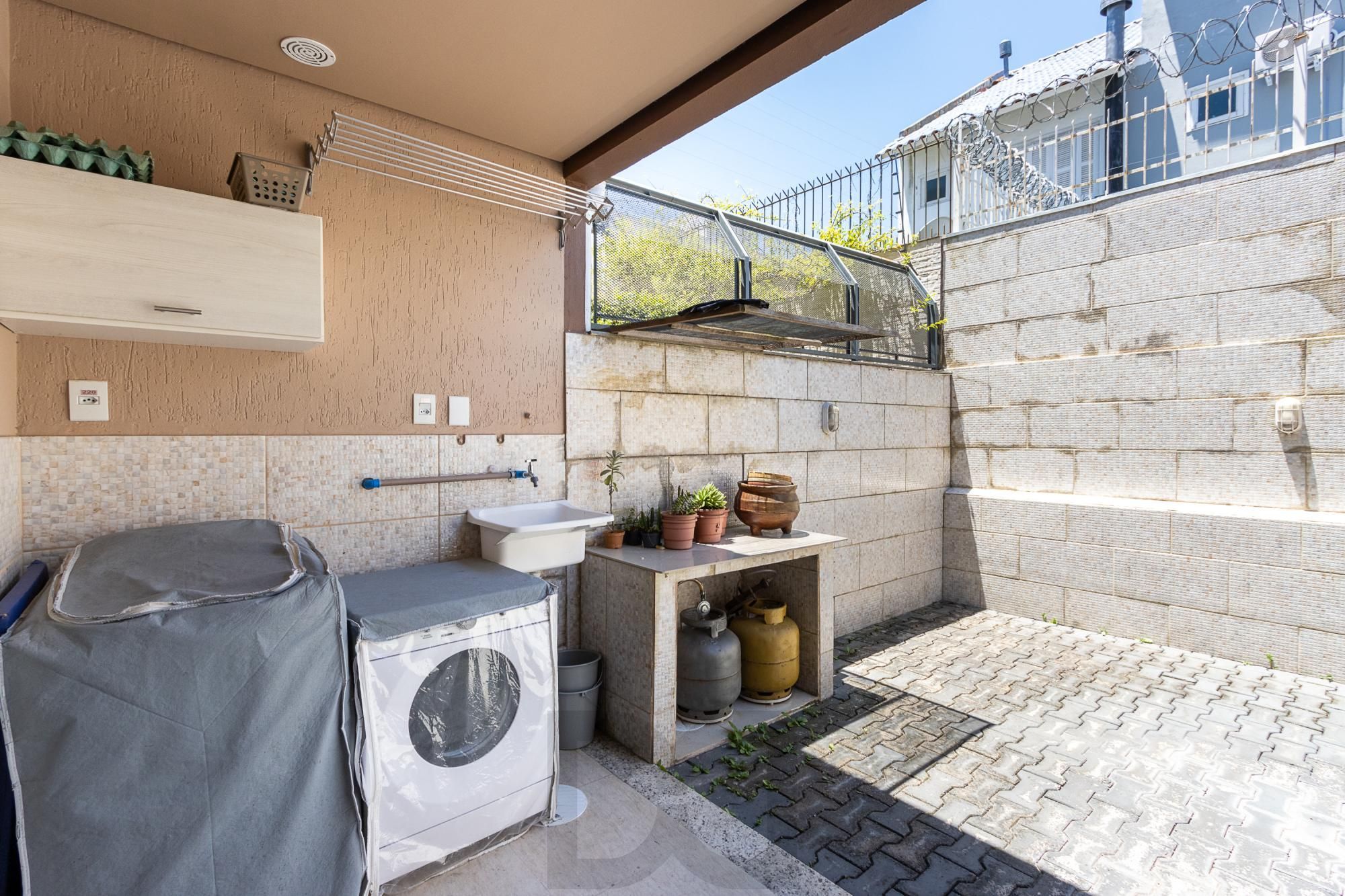 Sobrado com 2 suites e 2 vagas de garagem - Bairro Guarujá — foto 14