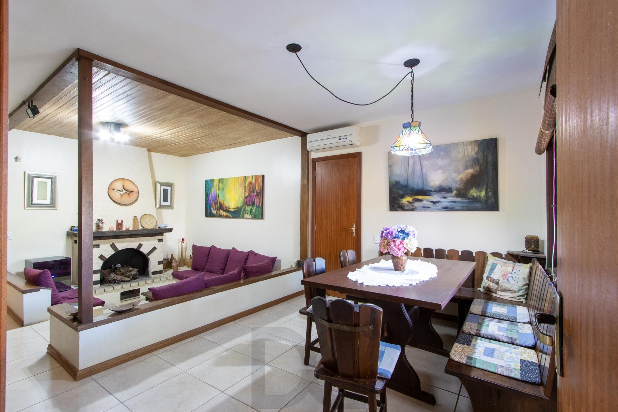 Casa de Alvenaria, possui 3 dormitórios, uma suíte, hall de entrada, lavabo, living com lareira, cozinha ampla com armários, área gourmet com churrasqueira, corredor, pátio e 4 vagas de garagem, uma construção em anexo que possui hall de entrada, lavabo, living, cozinha, escritório, banheiro social — foto 7