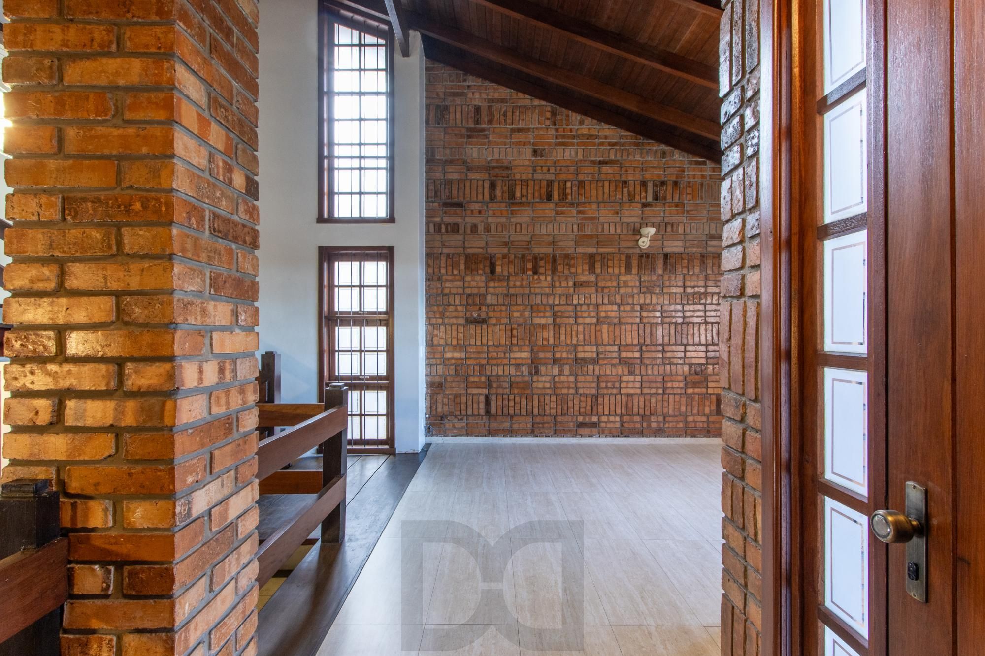 Ampla Casa com 2 Suítes, Closet, Lareira e Pátio com Árvores Frutíferas. — foto 7