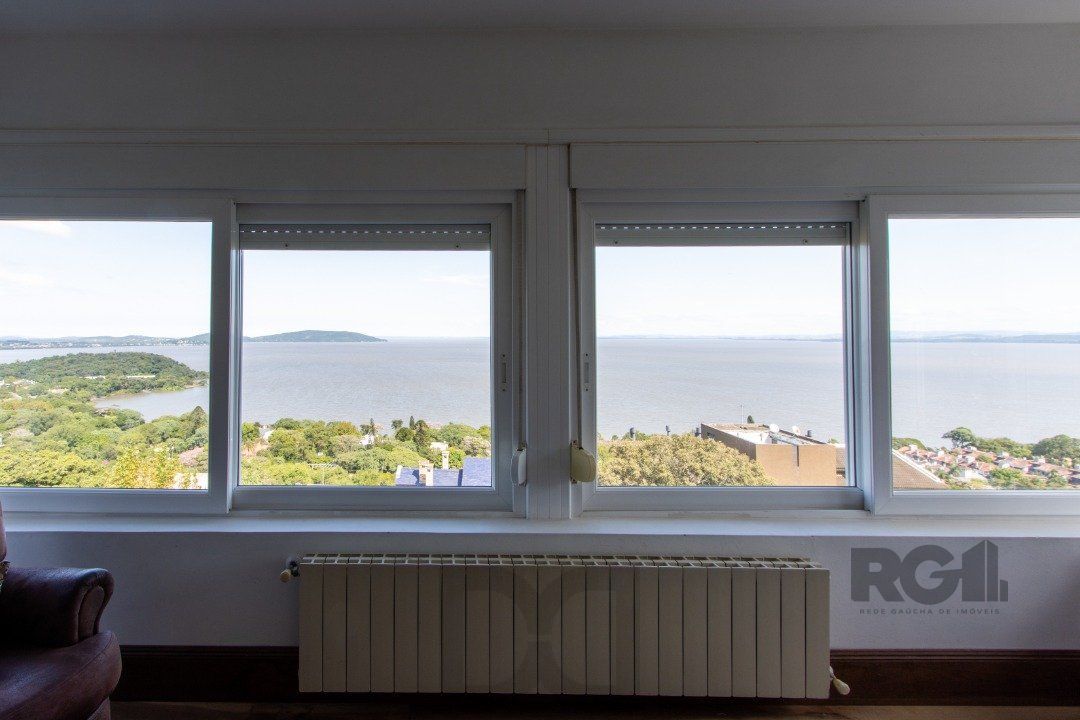 Casa deslumbrante vista do Guaiba, 3 dormitórios, sendo 1 suite master com closet e banheira de hidro com vista para o rio — foto 54