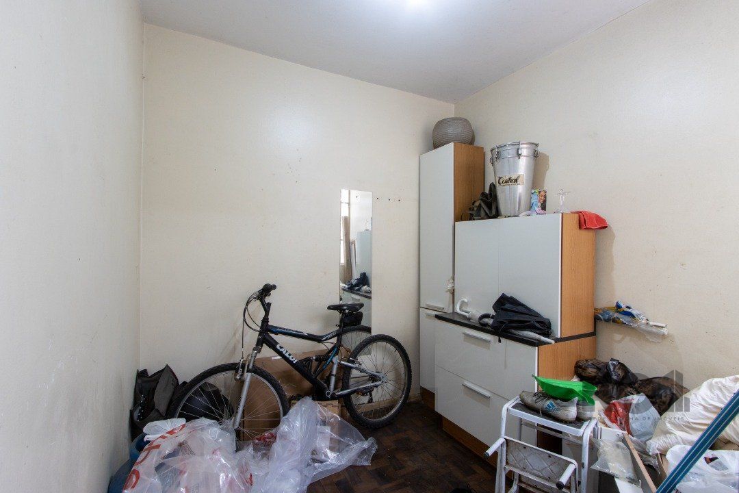 Apartamento com 70m² de área privativa, possui 3 dormitórios, sala para 2 ambientes, banheiro social, cozinha com móveis planejados e área de serviço. — foto 14