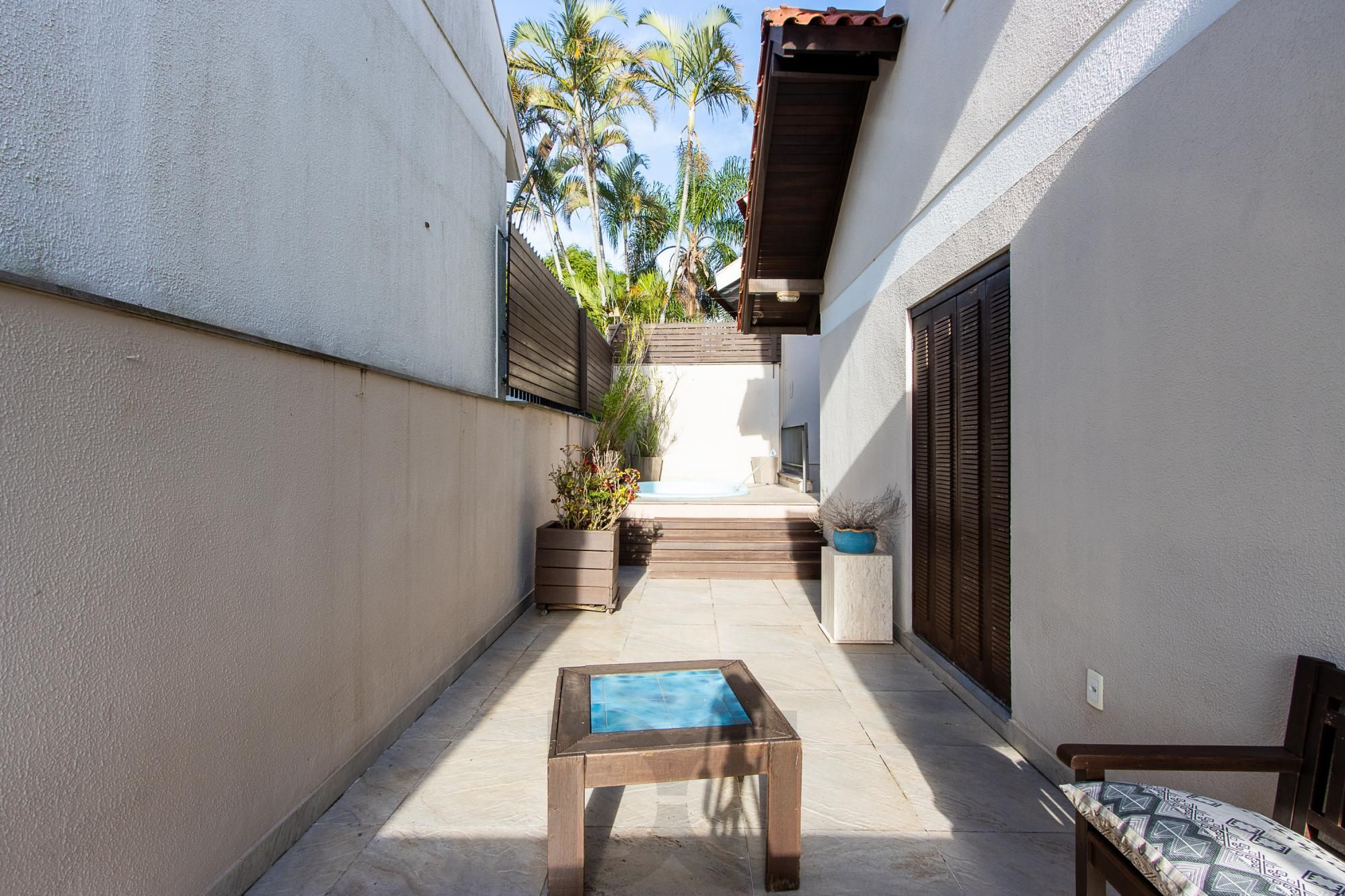 Excelente casa de 3 dormitórios, 1 suíte, pátio, piscina e vaga para 2 carros cobertas. — foto 24