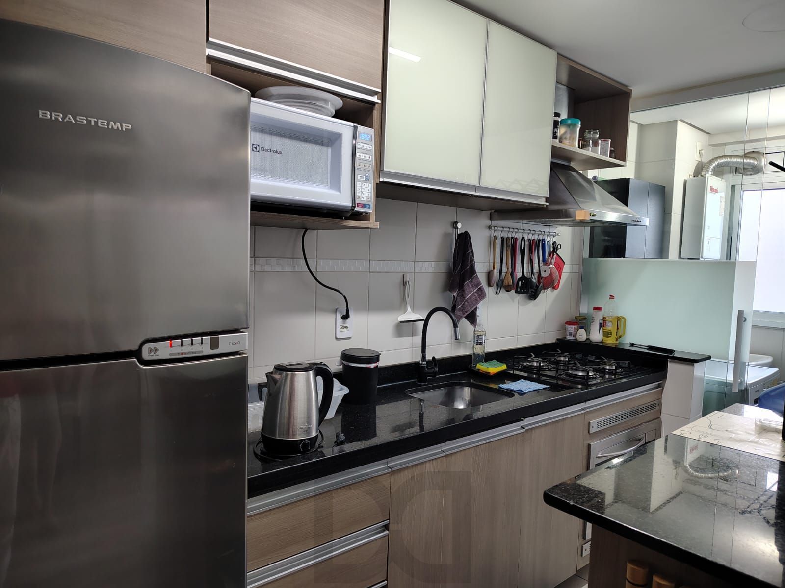 Apartamento de 2 quartos, living para 2 ambientes, cozinha com churrasqueira e 1 vaga de garagem coberta. — foto 3