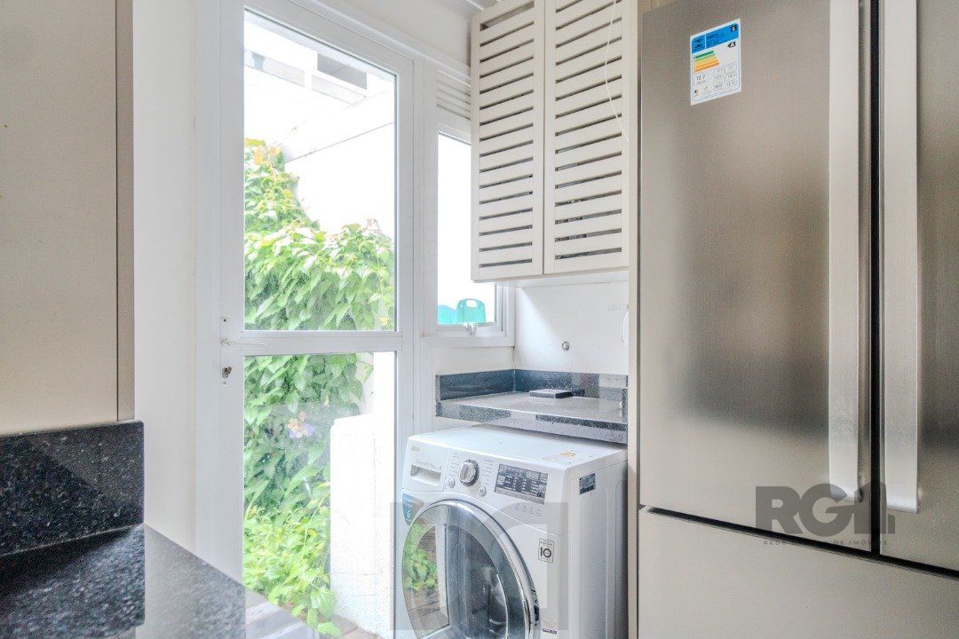 Casa impecável e mobiliada, com 3 niveis, possui 3 dormitórios sendo 1 suíte, 4 banheiros. — foto 11