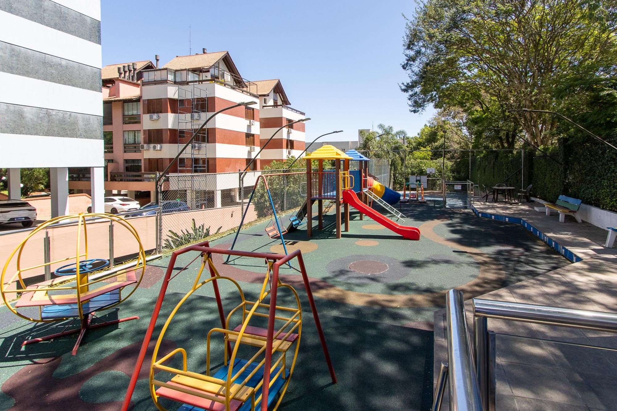 Apartamento de 3 dormitórios, 1 suíte e 3 vagas no bairro Ipanema. — foto 55
