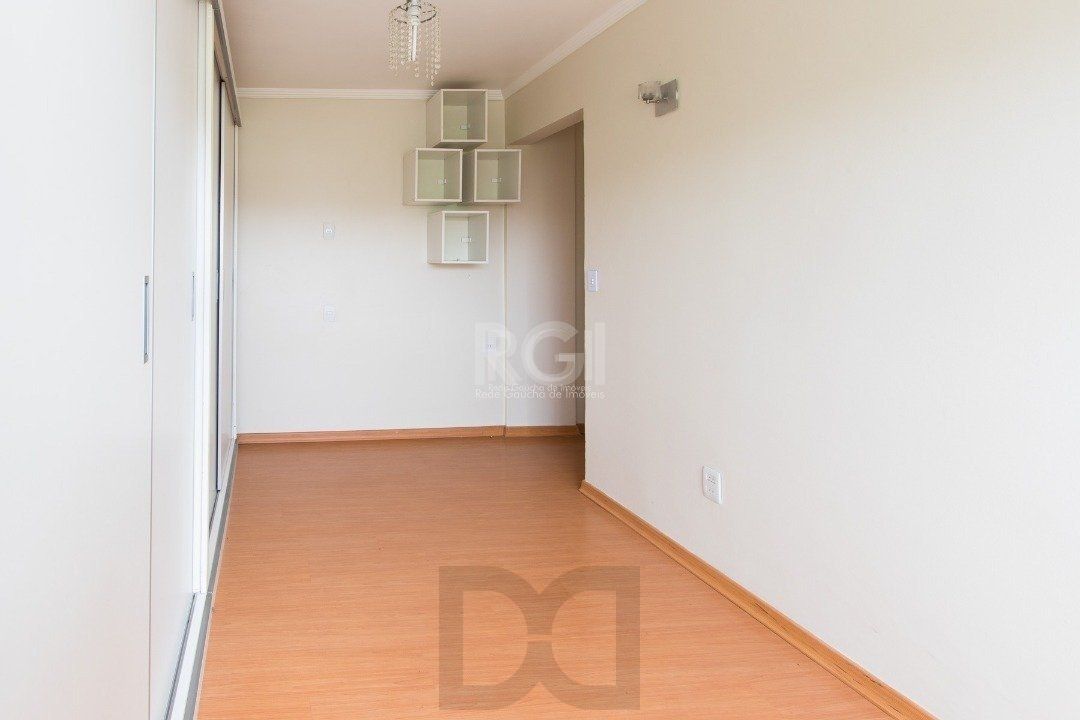 Apartamento de 2 dormitórios e 1 vaga de garagem no bairro Cristal. — foto 4