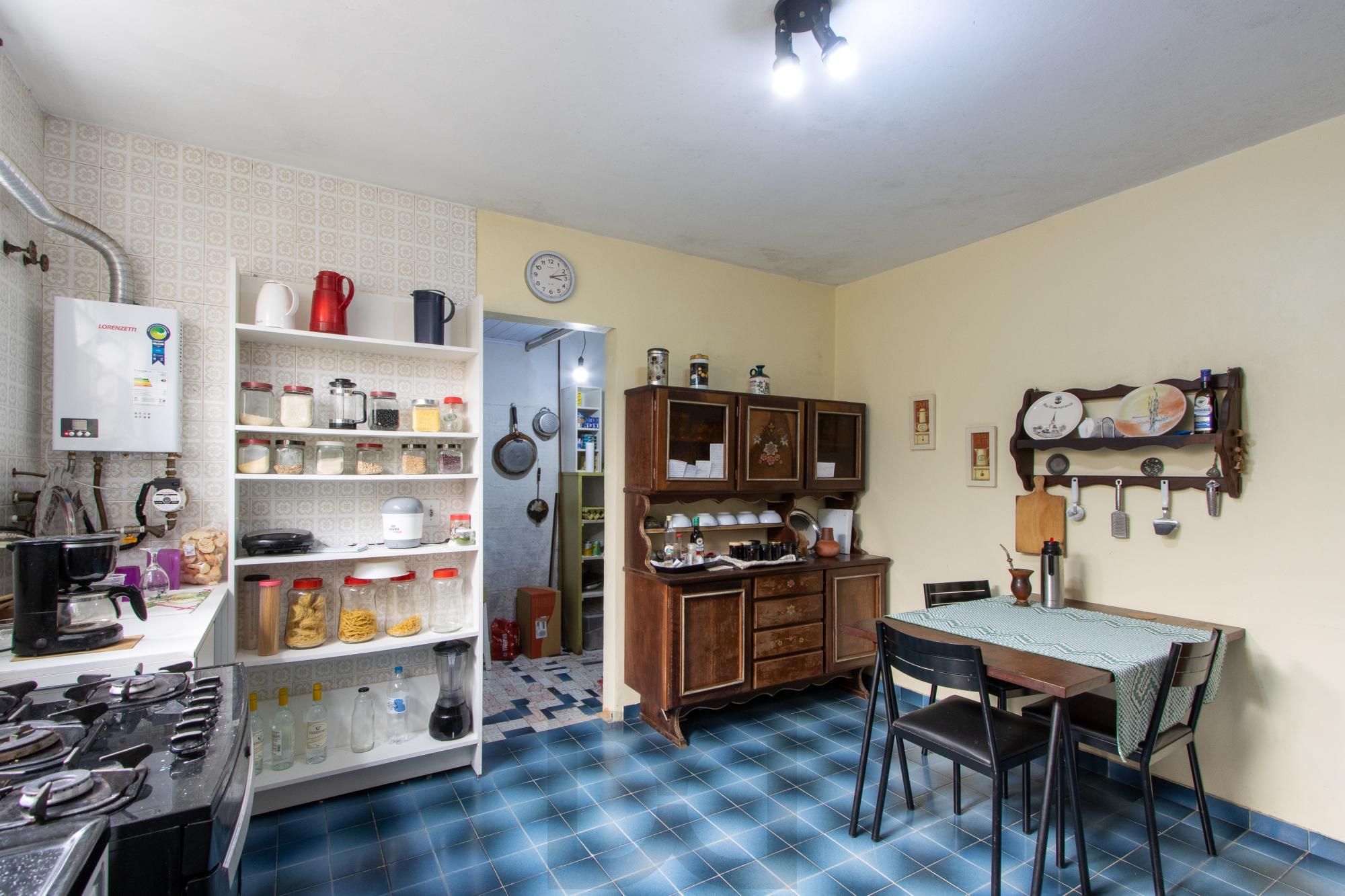 Casa de Alvenaria, possui 3 dormitórios, uma suíte, hall de entrada, lavabo, living com lareira, cozinha ampla com armários, área gourmet com churrasqueira, corredor, pátio e 4 vagas de garagem, uma construção em anexo que possui hall de entrada, lavabo, living, cozinha, escritório, banheiro social — foto 25