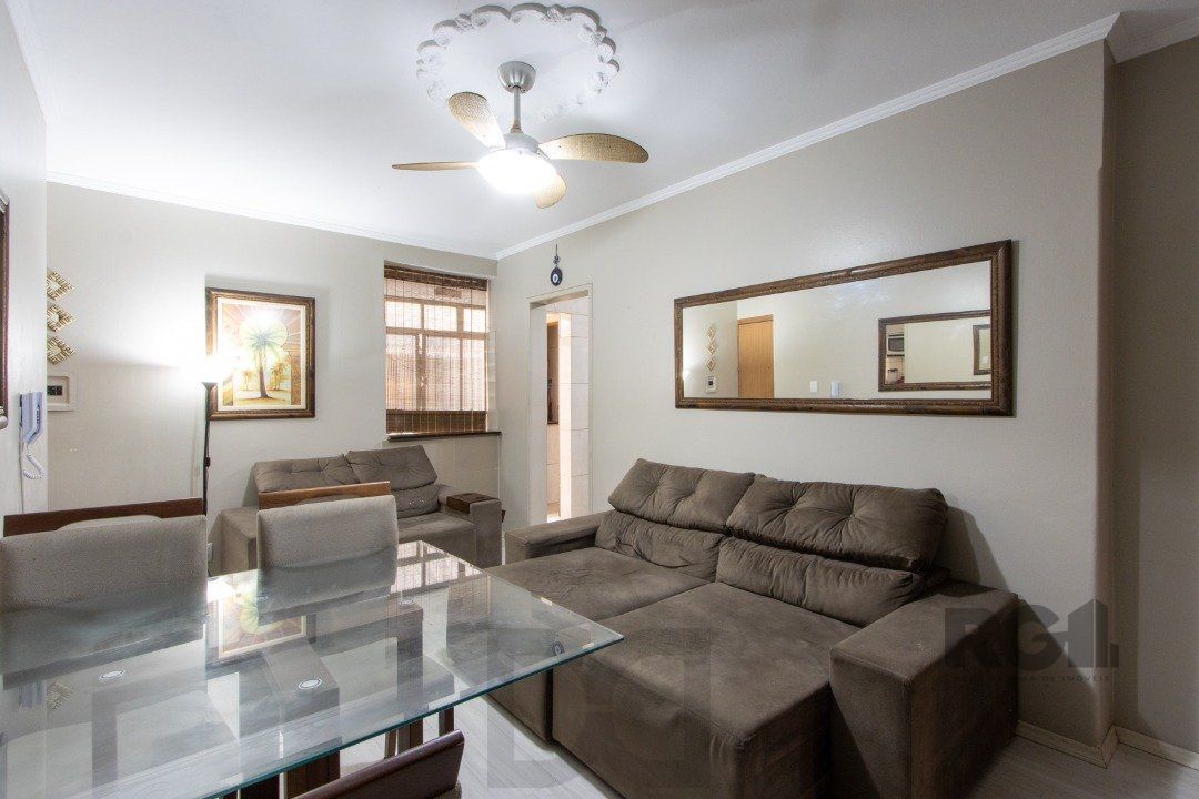 Apartamento com 70m² de área privativa, possui 3 dormitórios, sala para 2 ambientes, banheiro social, cozinha com móveis planejados e área de serviço. — foto 1