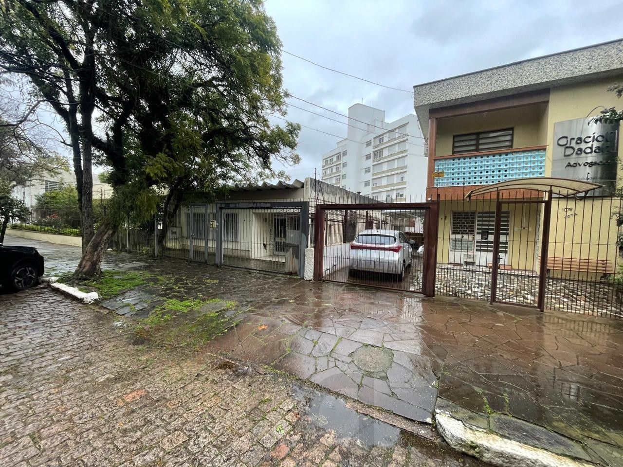 Terreno amplo com 690m², com duas casas construídas para moradia ou investyirdores!! — foto 2